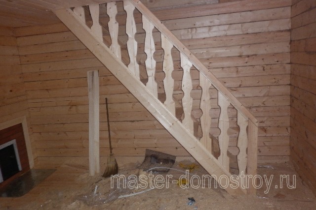 деревянная лестница с балясинами для гостевого дома-бани из бруса