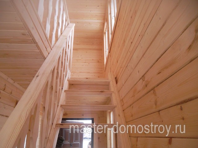 изготавливается деревянная лестница на второй этаж для дома из бруса