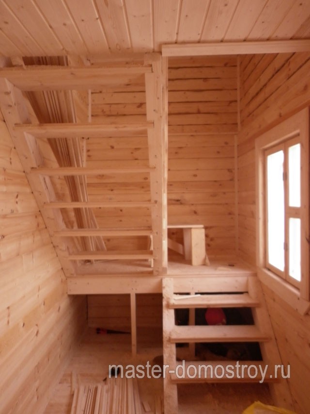деревянная лестница в доме из бруса