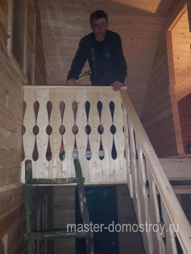 лестница и ограждения дополняем деревянными балясинами